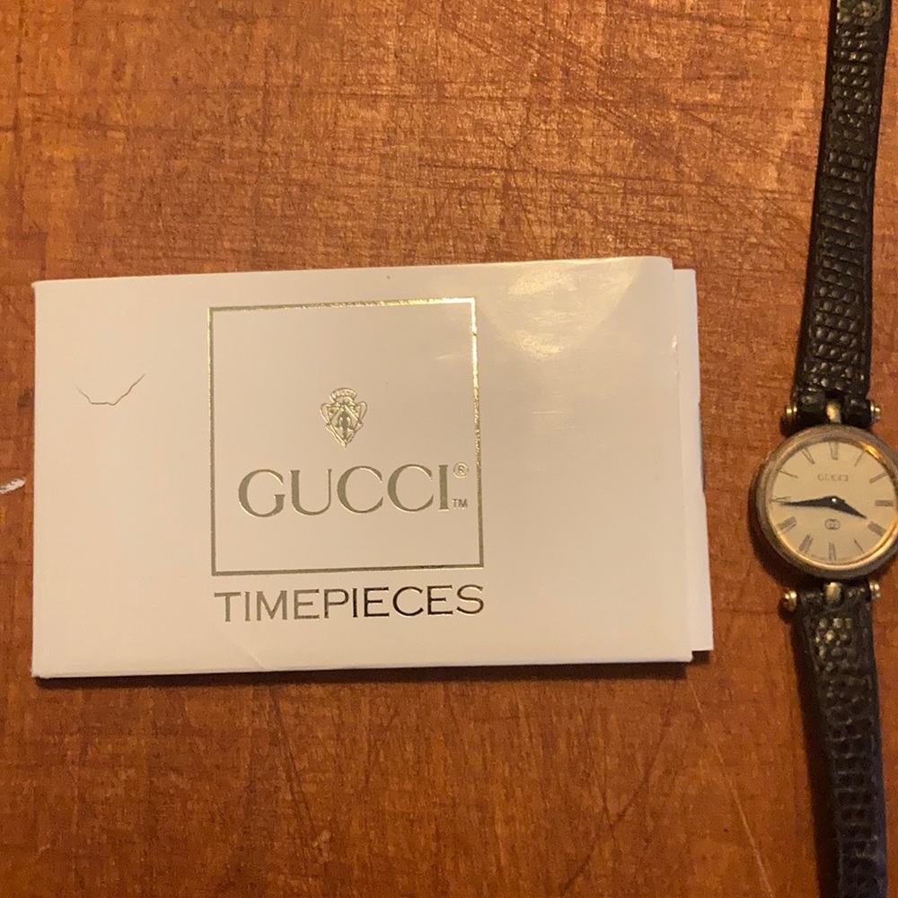 Vintage Womens GUCCI Watch Timepiece White Face Rare 1988 In Box Never Worn